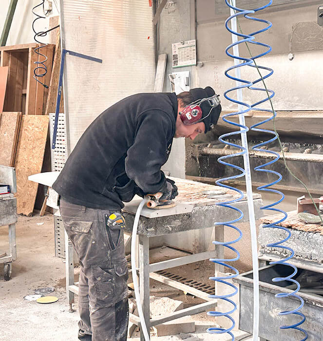 Personne travaillant à l'atelier de Cheminée Royer Personne travaillant à l'atelier de Cheminée Royer